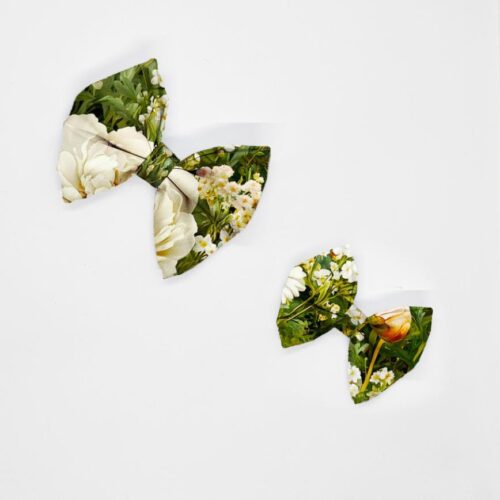 kokardy jasne kwiaty na zielonym tle