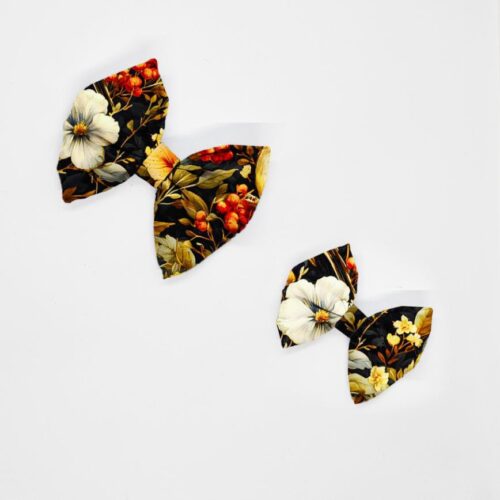 kokardy ptaki w jesiennych kwiatach