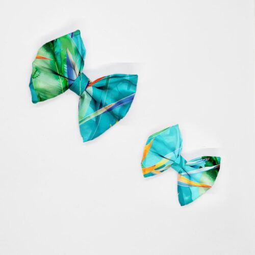 kokardy strelicje na turkusowym