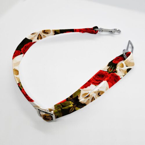 zapiecie pasa czaszki w rozach