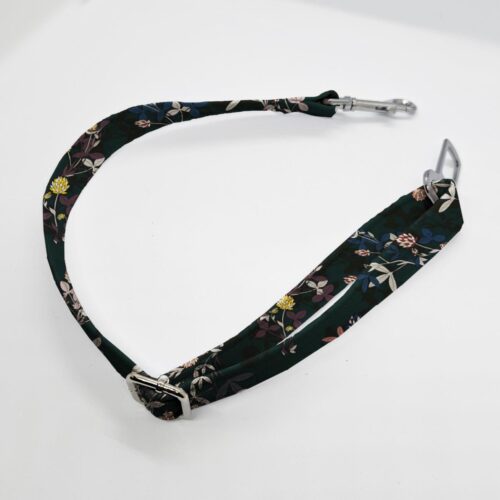 zapiecie pasa koniczyna na ciemnym